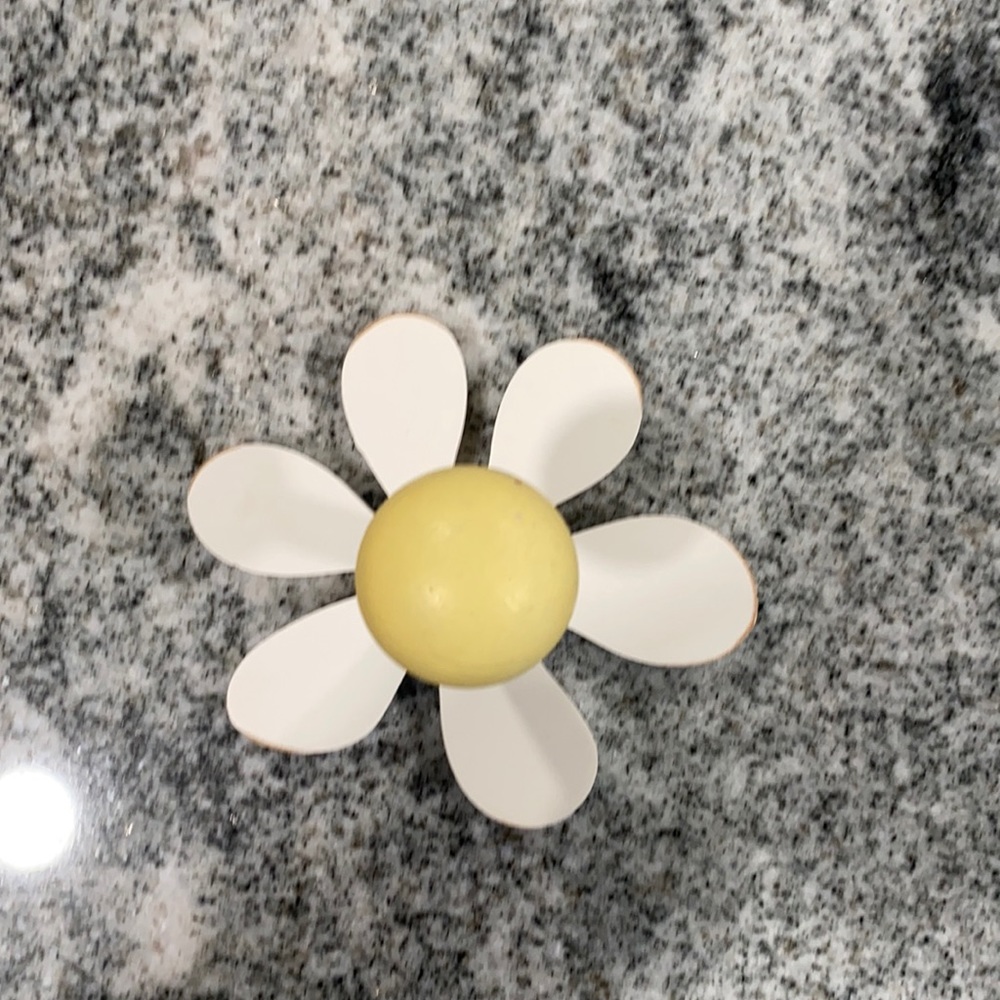 Pottery Barn white & yellow flower hook 🌼🌼